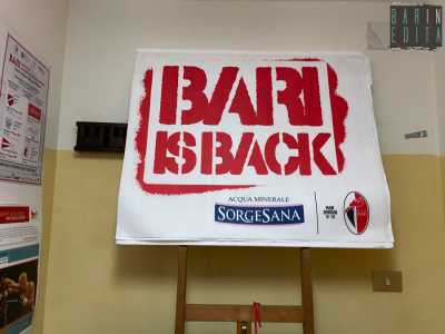 Qui, al piano inferiore dell�edificio, veniamo accolti nel corridoio d�ingresso dallo striscione �Bari is Back�, creato nel 2020 per incitare la squadra durante i playoff di serie C